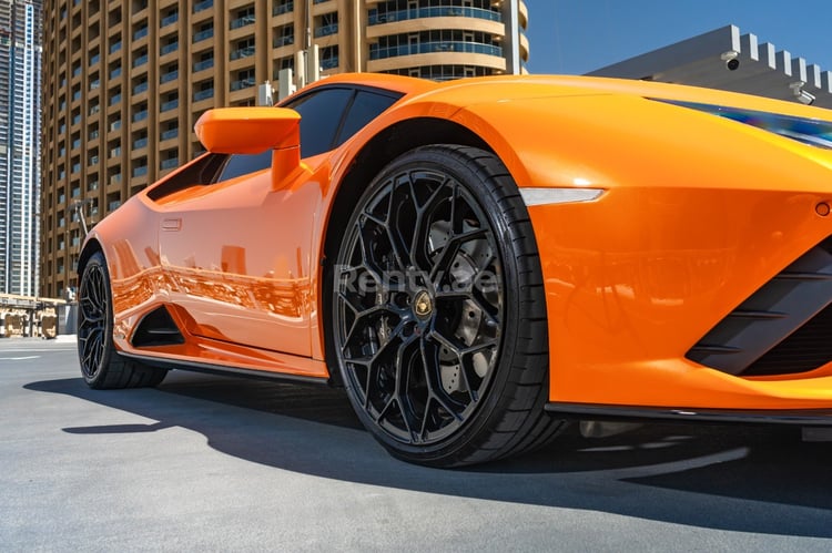 Orange Lamborghini Huracan en location à Sharjah 1