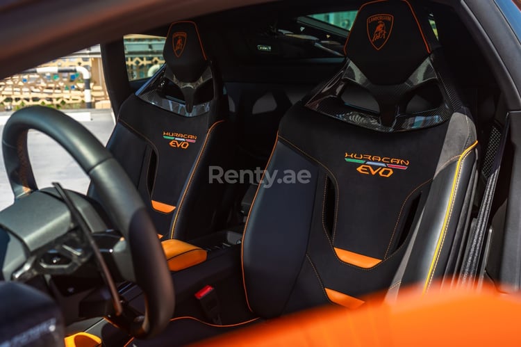 Orange Lamborghini Huracan en location à Dubai 5