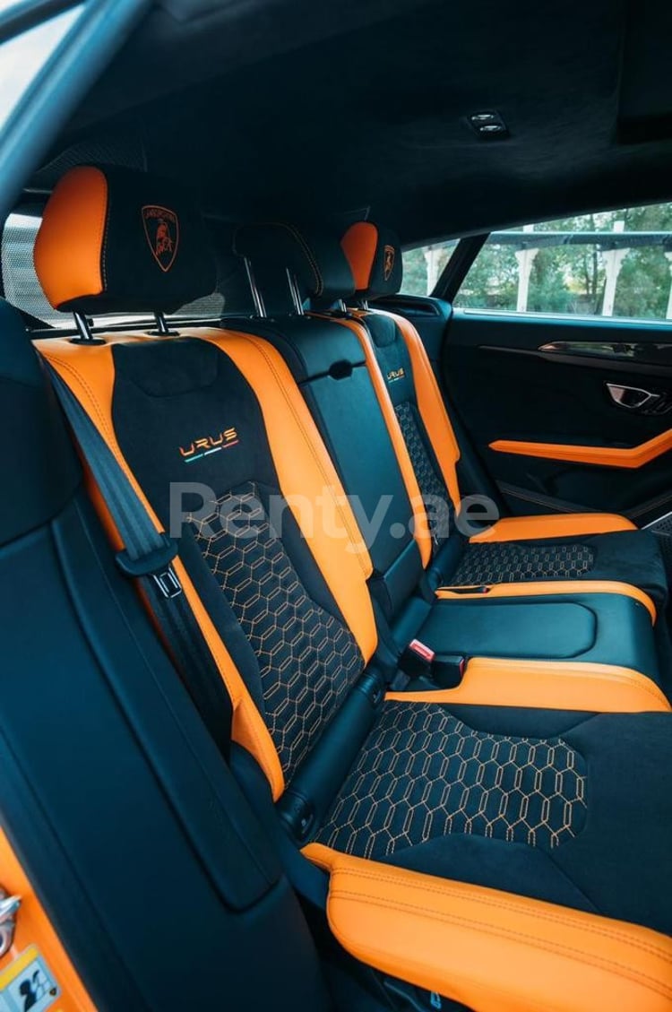 在阿布扎比租赁橙子 Lamborghini Urus Capsule 2