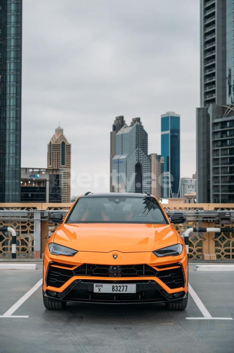 Orange Lamborghini Urus Capsule zur Miete in Dubai 3