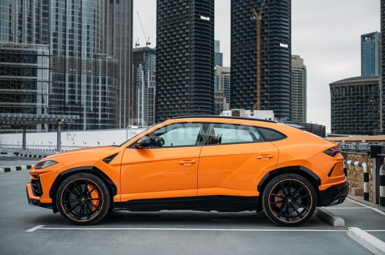 البرتقالي Lamborghini Urus Capsule للإيجار في دبي 4