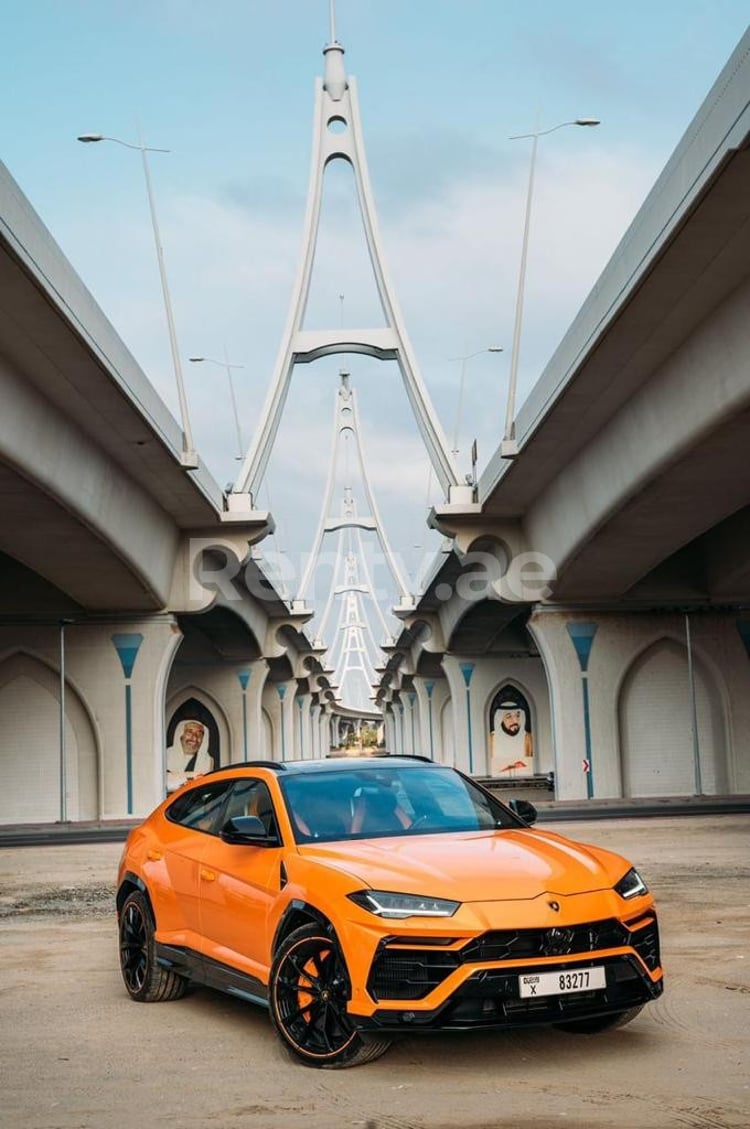 Orange Lamborghini Urus Capsule en location à Dubai 5