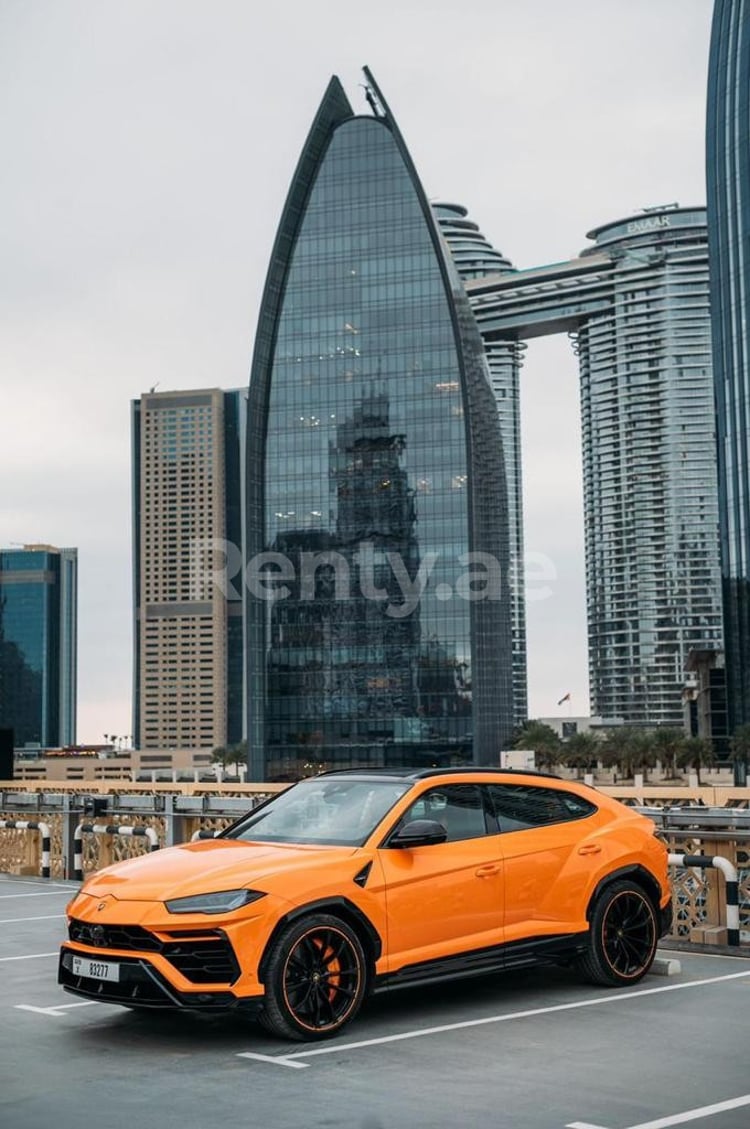 naranja Lamborghini Urus Capsule en alquiler en Dubai 6