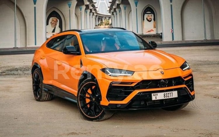 Orange Lamborghini Urus Capsule en location à Dubai