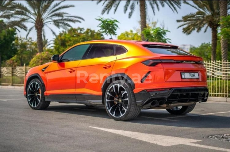 Orange Lamborghini Urus en location à Dubai 0