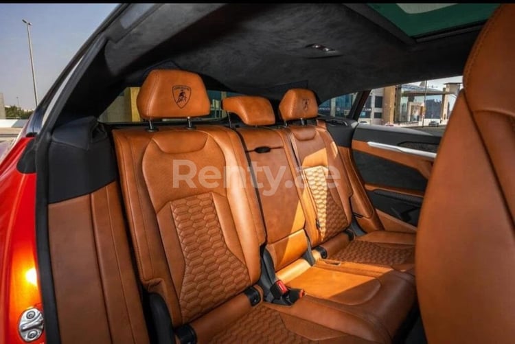 Orange Lamborghini Urus en location à Dubai 3