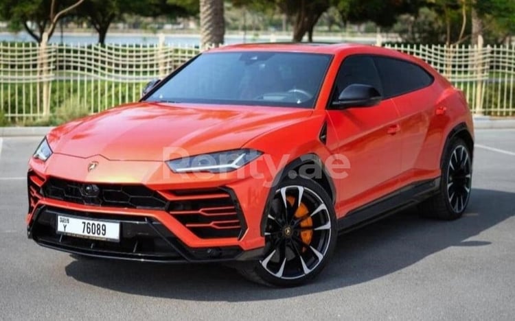 Orange Lamborghini Urus en location à Dubai