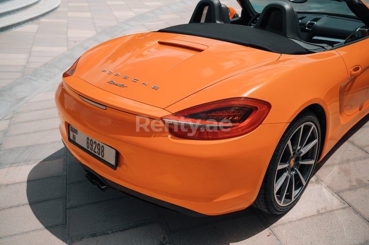 البرتقالي Porsche Boxster للإيجار في دبي 4