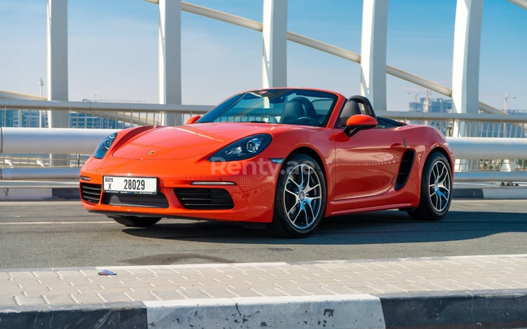 Orange Porsche Boxster 718 en location à Sharjah 0