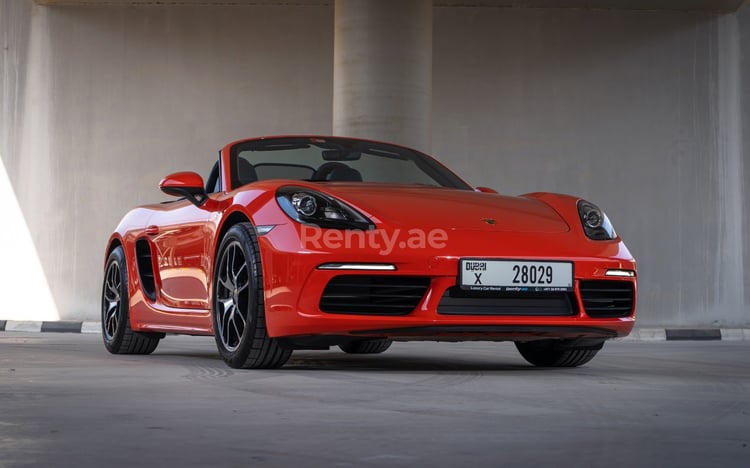 Orange Porsche Boxster 718 zur Miete in Sharjah 1