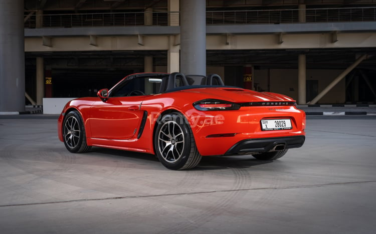 Orange Porsche Boxster 718 zur Miete in Abu-Dhabi 3