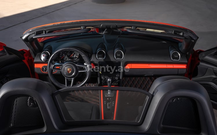 Orange Porsche Boxster 718 en location à Abu-Dhabi 4