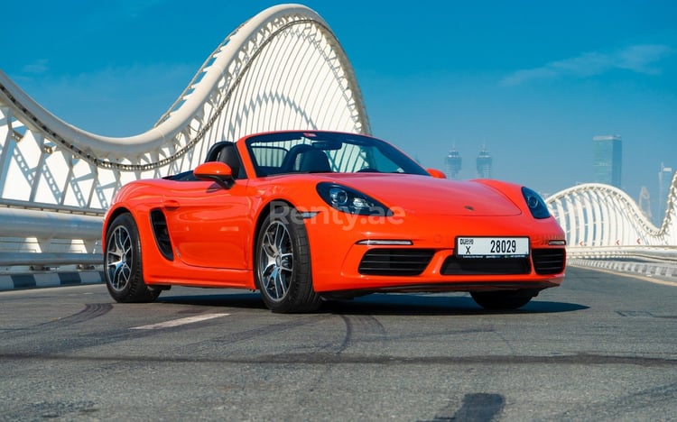 Orange Porsche Boxster 718 en location à Sharjah