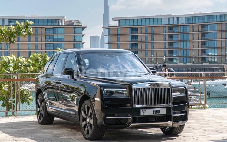 Noir Rolls Royce Cullinan en location à Sharjah