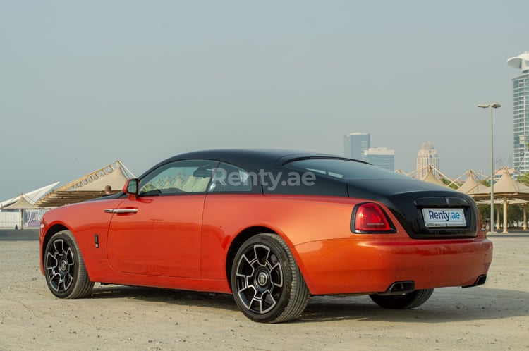 البرتقالي Rolls Royce Wraith- Black Badge للإيجار في دبي 1