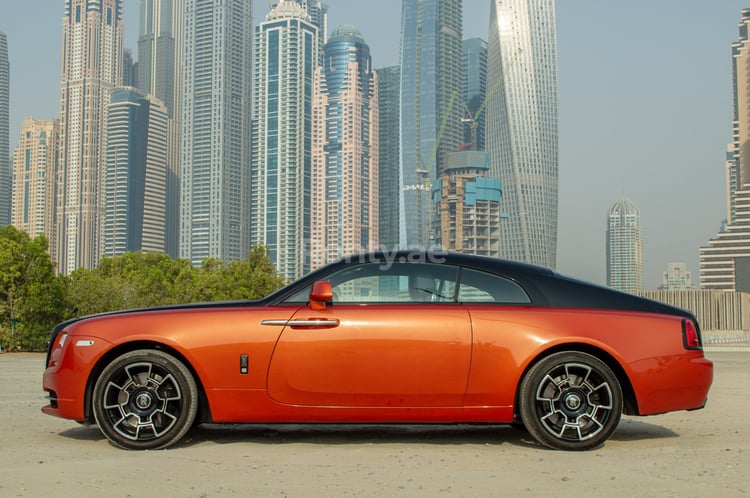 Orange Rolls Royce Wraith- Black Badge en location à Abu-Dhabi 2