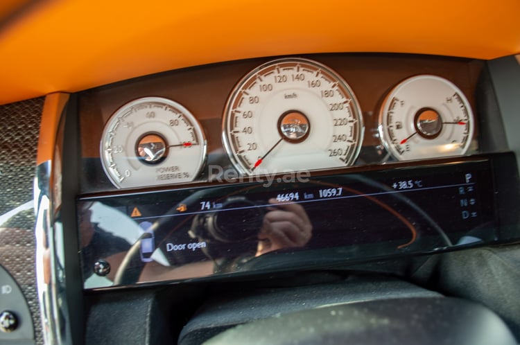 Orange Rolls Royce Wraith- Black Badge en location à Dubai 3