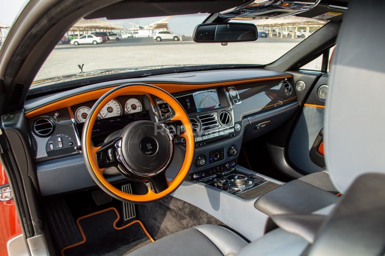 Orange Rolls Royce Wraith- Black Badge en location à Sharjah 4