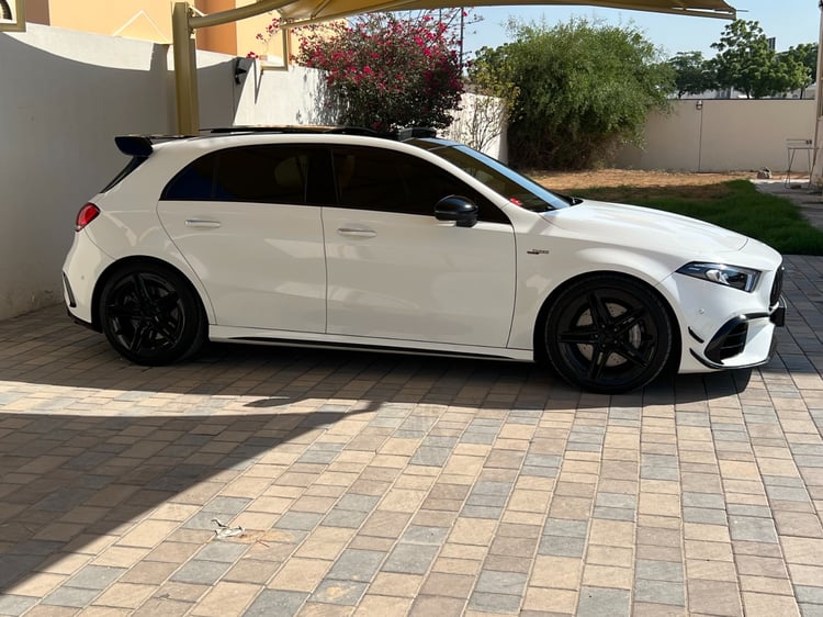 Perle blanche Mercedes A Class A45 AMG S en location à Dubai 6