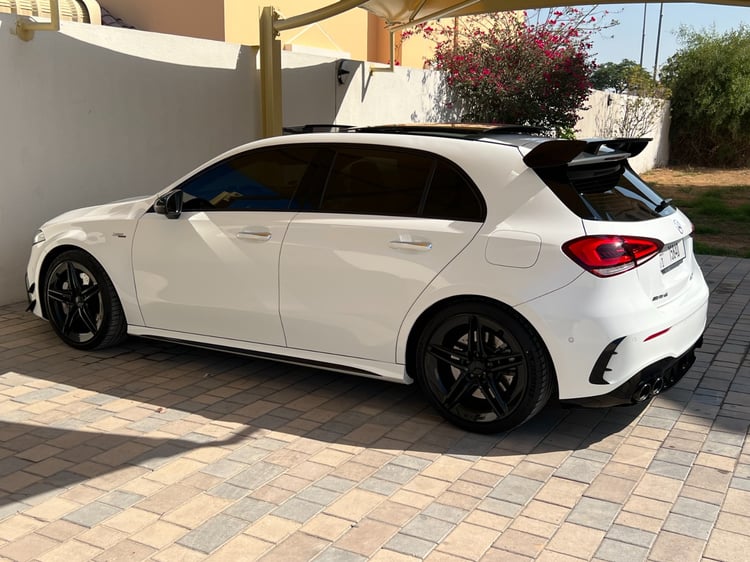 Perle blanche Mercedes A Class A45 AMG S en location à Dubai 8