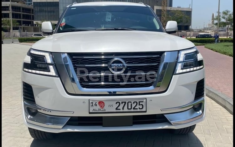 Perlweiss Nissan Patrol zur Miete in Abu-Dhabi