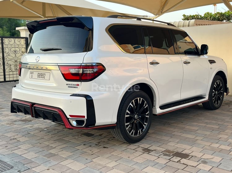 Perle blanche Nissan Patrol en location à Abu-Dhabi 1