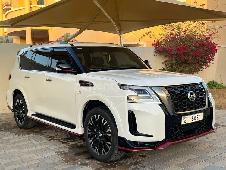 Perle blanche Nissan Patrol en location à Abu-Dhabi 2