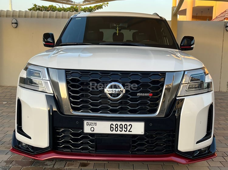 Perle blanche Nissan Patrol en location à Dubai 3