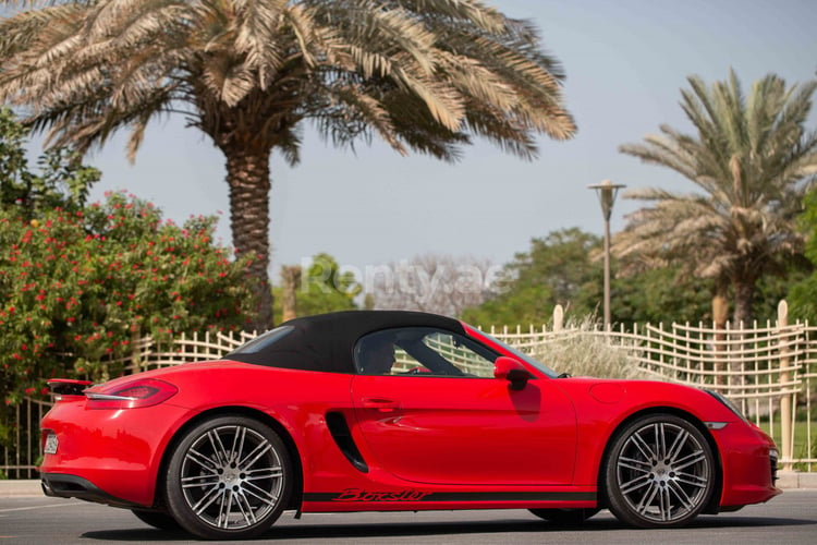 Rouge Porsche Boxster 981 en location à Sharjah 1