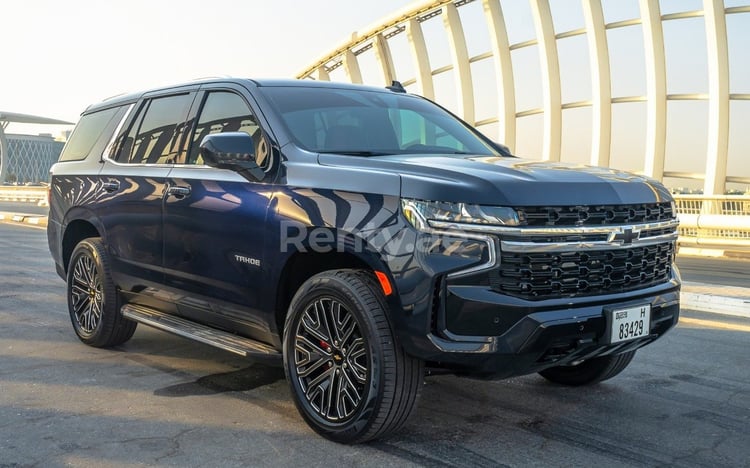 Morado Chevrolet Tahoe en alquiler en Abu-Dhabi