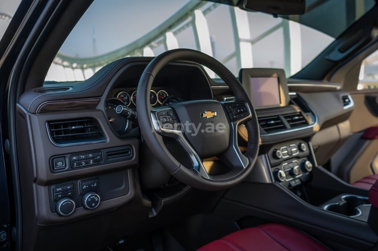 Lila Chevrolet Tahoe zur Miete in Sharjah 0