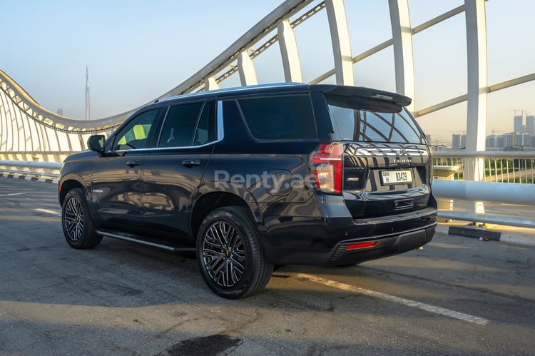 Morado Chevrolet Tahoe en alquiler en Dubai 4