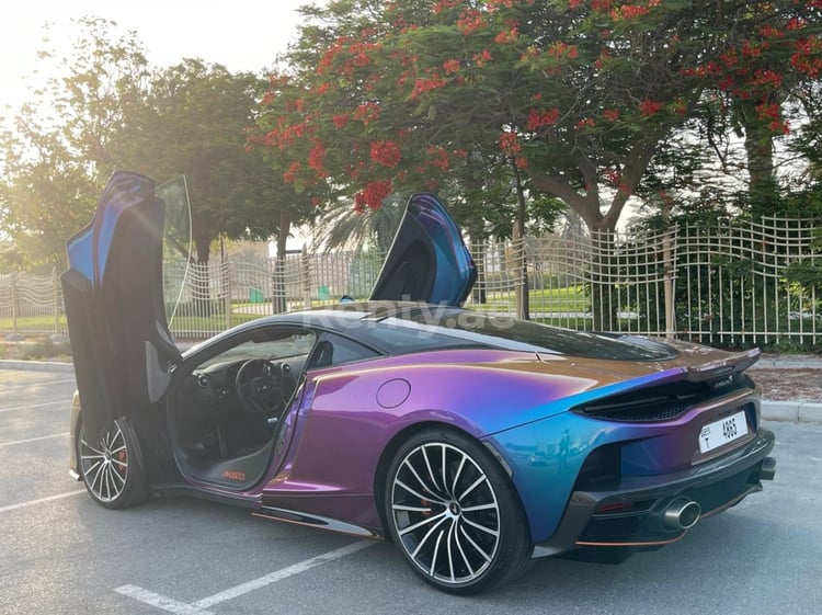 Lila Mclaren GT zur Miete in Abu-Dhabi 1