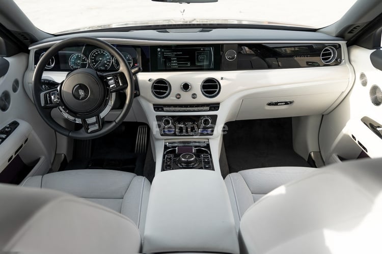 Porpora Rolls Royce Ghost in affitto a Dubai 5