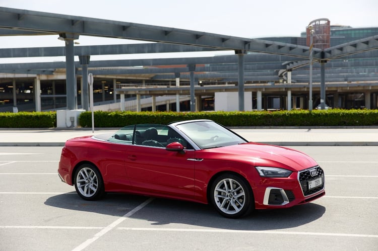 Rouge Audi A5 Cabrio en location à Dubai 0