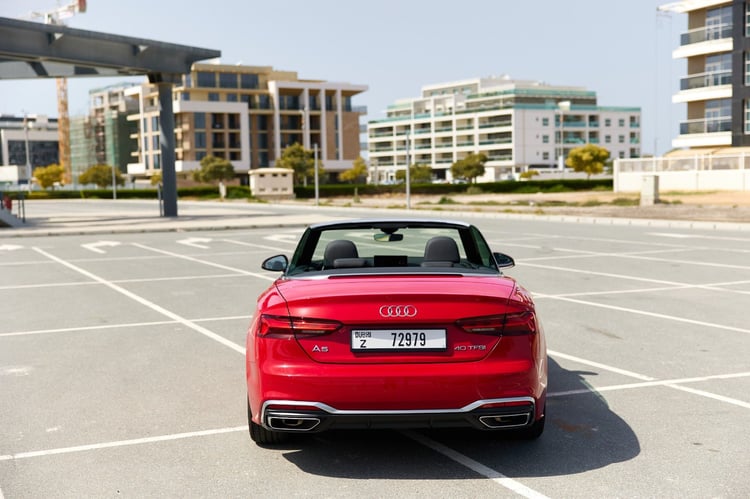 在阿布扎比租赁红色 Audi A5 Cabrio 5