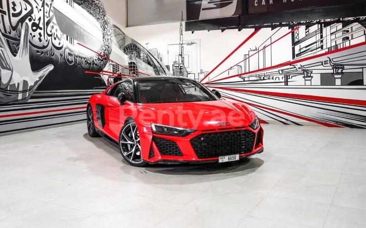 Rot Audi R8 zur Miete in Dubai