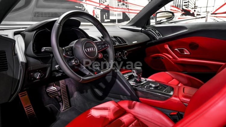 Rot Audi R8 zur Miete in Sharjah 1