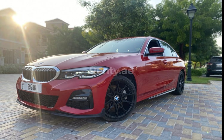 Rouge BMW 3 Series 2020 M Sport en location à Sharjah