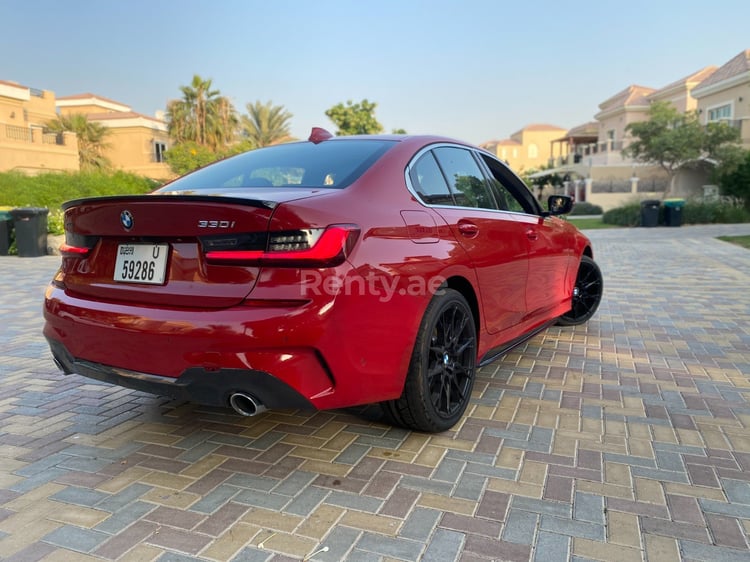 أحمر BMW 3 Series 2020 M Sport للإيجار في أبو ظبي 2