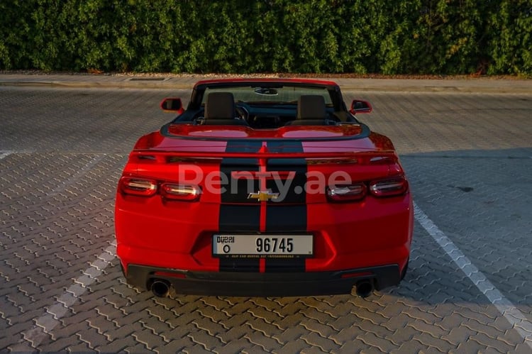 Rot Chevrolet Camaro Cabrio zur Miete in Dubai 1