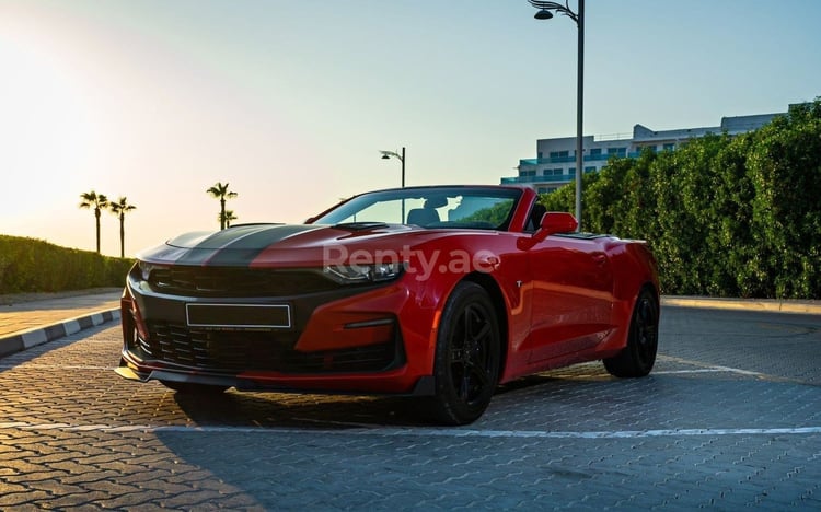 Rouge Chevrolet Camaro Cabrio en location à Dubai