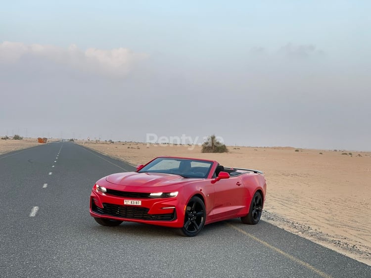 Rouge Chevrolet Camaro Convertible en location à Dubai 1