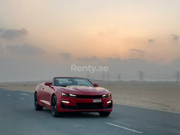 Rot Chevrolet Camaro Convertible zur Miete in Dubai 6