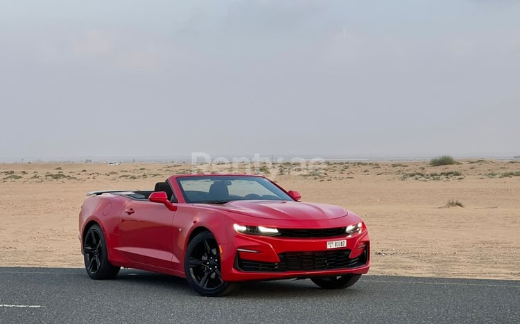 rojo Chevrolet Camaro Convertible en alquiler en Dubai