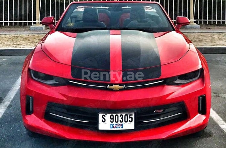 Rouge Chevrolet Camaro en location à Abu-Dhabi