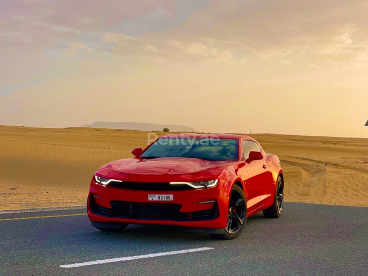 Rosso Chevrolet Camaro in affitto a Abu-Dhabi 0