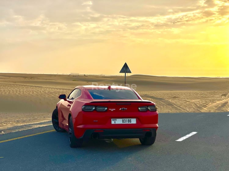 rojo Chevrolet Camaro en alquiler en Dubai 1