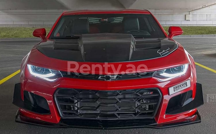 أحمر Chevrolet Camaro للإيجار في دبي