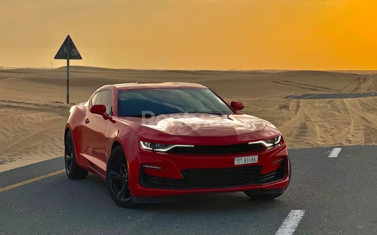 rojo Chevrolet Camaro en alquiler en Dubai